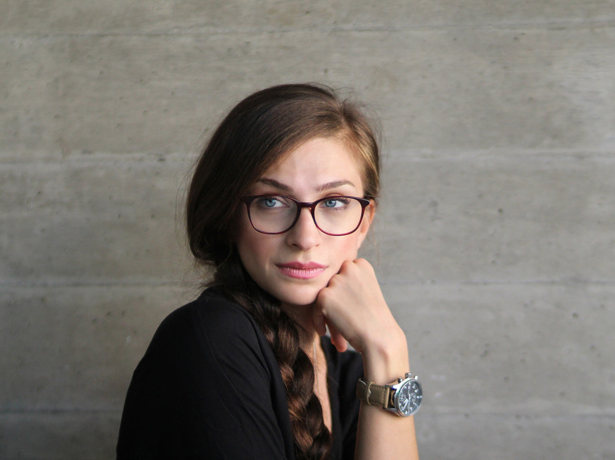 woman with bluelight eyewear